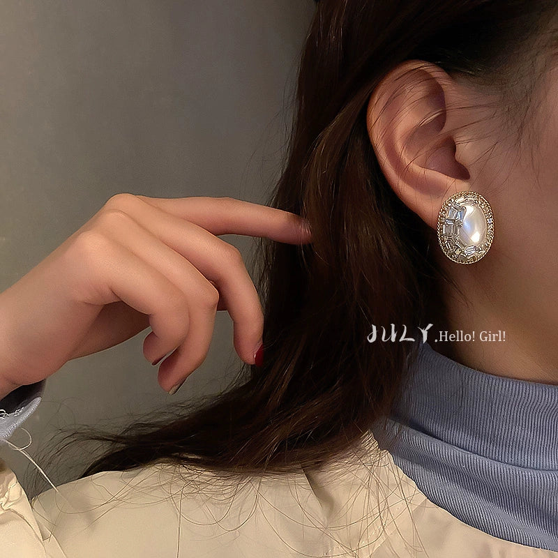 Elegant Female Online Influencer Hot Design Pearl Earrings